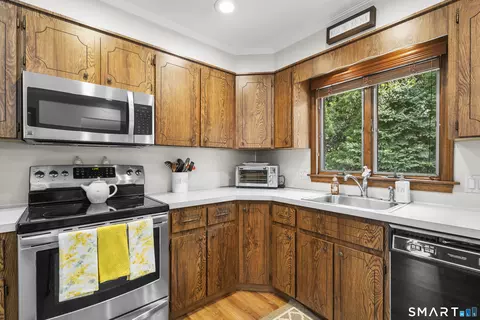 Kitchen - 11 Middleway E, Waterbury, CT 06708 photo 3 of 4