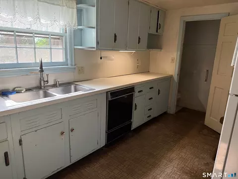 Kitchen - 2 Ballfall Rd, Rockfall, CT 06481 photo 3 of 3