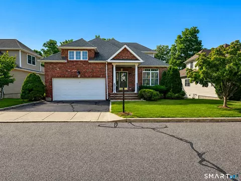 99 Jasmine Cir #99, Milford, CT 06461