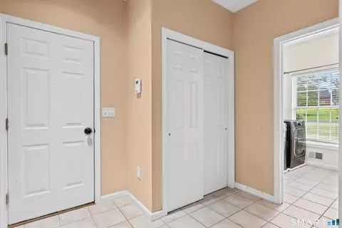 Entry Way - 10 Harbourside Dr, Suffield, CT 06078 photo 3 of 5