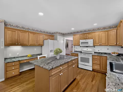 Kitchen - 2125 Durham Rd, Madison, CT 06443 photo 5 of 5