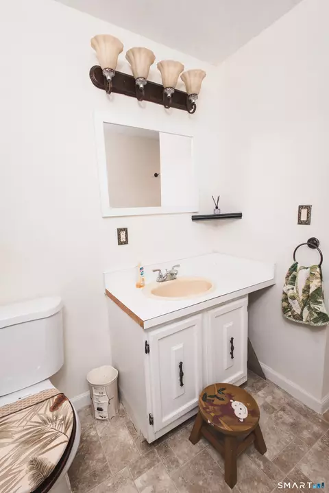 Bath - 16 Stevens St, Windsor Locks, CT 06096 photo 2 of 5