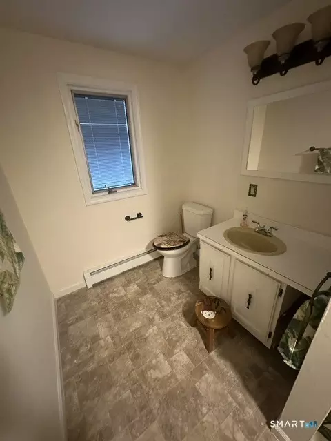 Bath - 16 Stevens St, Windsor Locks, CT 06096 photo 4 of 5