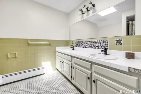 Bath - 75 Great Ring Rd, Sandy Hook, CT 06482 photo 3 of 4