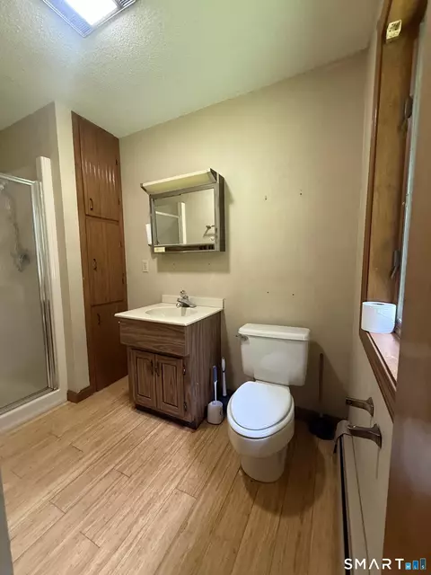 Bath - 421 Modock Rd, Putnam, CT 06260 photo 1 of 3