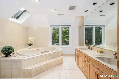 Bath - 5 Dry River Ct, Redding, CT 06896 photo 2 of 6