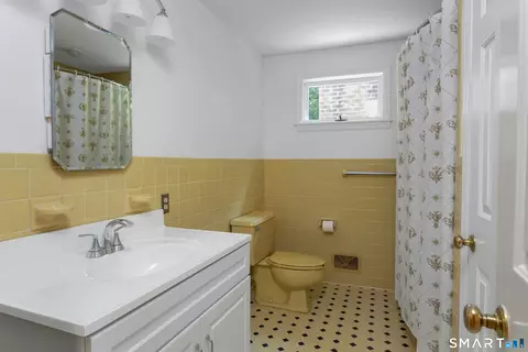 Bath - 45 E Common Rd, Easton, CT 06612 photo 4 of 5