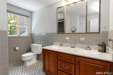 Bath - 45 E Common Rd, Easton, CT 06612 photo 3 of 5