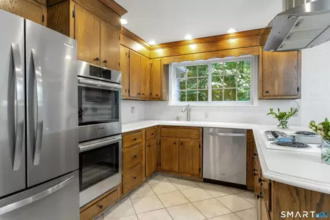 Kitchen - 45 E Common Rd, Easton, CT 06612 photo 4 of 4
