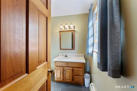 Bath - 41 Margaret Henry Rd, Killingly, CT 06239 photo 2 of 4
