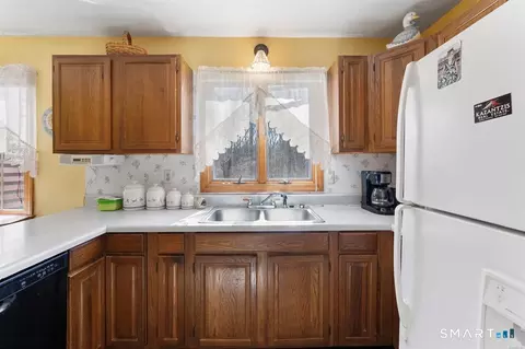 Kitchen - 41 Margaret Henry Rd, Killingly, CT 06239 photo 3 of 5