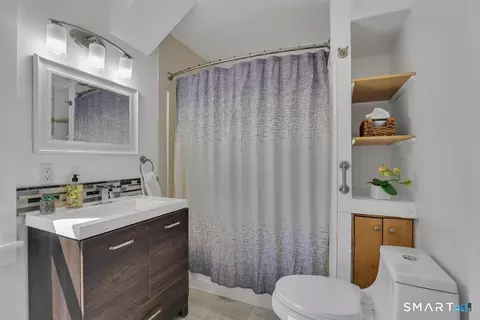 Bath - 349 Nott St, Wethersfield, CT 06109 photo 2 of 2