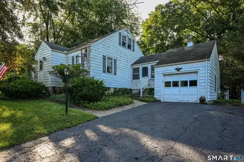 95 Lake Ave, Trumbull, CT 06611
