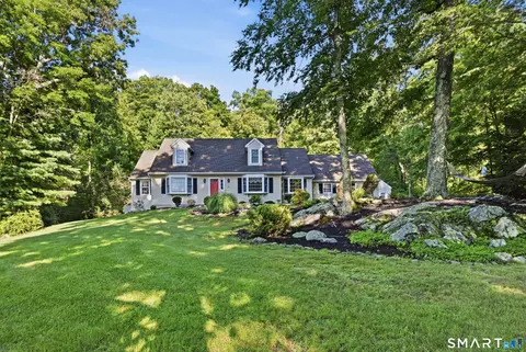 2 Banquo Brae Rd, Brookfield, CT 06804