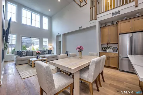 27 Heritage Ln, Woodbridge, CT 06525