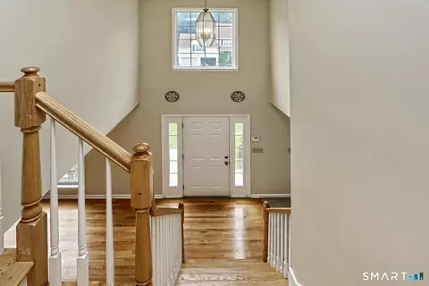 Entry Way - 29 Commodore Hull Dr, Derby, CT 06418 photo 4 of 6