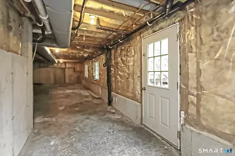 Entry Way - 29 Commodore Hull Dr, Derby, CT 06418 photo 6 of 6