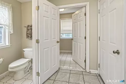 Entry Way - 29 Commodore Hull Dr, Derby, CT 06418 photo 3 of 6
