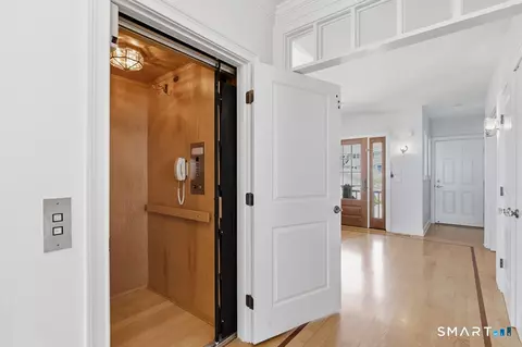 Entry Way - 167 Shore Rd, Clinton, CT 06413 photo 2 of 4