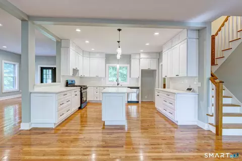 Entry Way - 70 Apple Hl, Wethersfield, CT 06109 photo 4 of 10