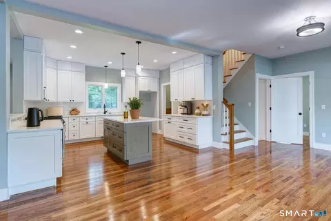 Entry Way - 70 Apple Hl, Wethersfield, CT 06109 photo 3 of 10