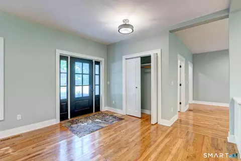 Entry Way - 70 Apple Hl, Wethersfield, CT 06109 photo 2 of 10