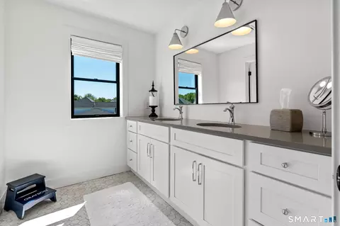 Bath - 37 Luca Ln, Wethersfield, CT 06109 photo 3 of 5