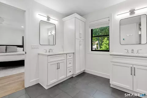 Bath - 37 Luca Ln, Wethersfield, CT 06109 photo 2 of 5