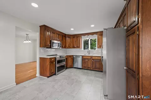 Kitchen - 37 Pilgrim Dr, Windsor, CT 06095 photo 3 of 4