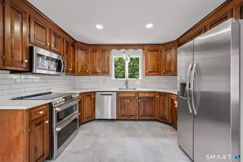 Kitchen - 37 Pilgrim Dr, Windsor, CT 06095 photo 2 of 4