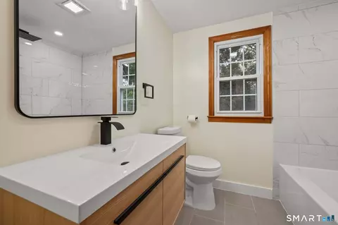Bath - 37 Pilgrim Dr, Windsor, CT 06095 photo 2 of 3