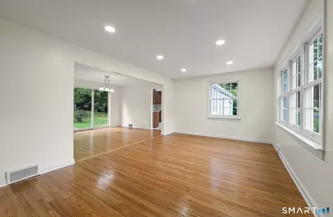 Living - 37 Pilgrim Dr, Windsor, CT 06095 photo 6 of 8