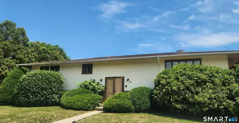 62 Admiral Dr, New London, CT 06320