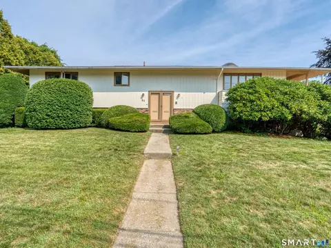 62 Admiral Dr, New London, CT 06320