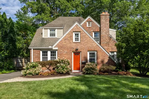 110 Foxcroft Rd, West Hartford, CT 06119