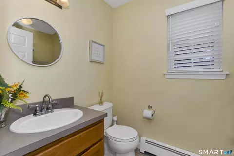 Bath - 31 Broadleaf Cir, Suffield, CT 06093 photo 1 of 4