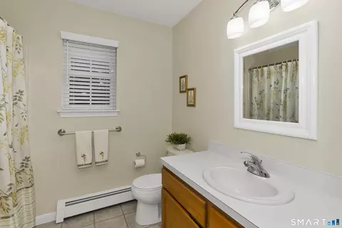 Bath - 31 Broadleaf Cir, Suffield, CT 06093 photo 3 of 4