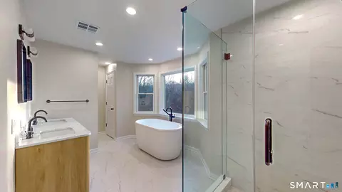 Bath - 12 Werf Dr, Redding, CT 06896 photo 3 of 8