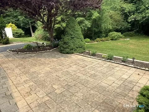 Exterior - 24 Cliff Rd, Ledyard, CT 06339 photo 3 of 5