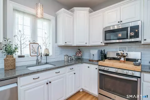 Kitchen - 39 Greendale Dr #39, Suffield, CT 06078 photo 4 of 5