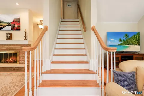 Entry Way - 5 Stone Gate Dr, Sandy Hook, CT 06482 photo 9 of 11