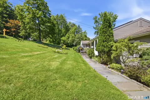 Exterior - 40 Elbow Hill Rd, Brookfield, CT 06804 photo 5 of 7