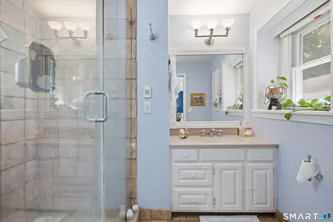 Bath - 40 Elbow Hill Rd, Brookfield, CT 06804 photo 2 of 3