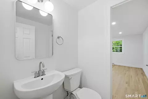 Bath - 16 Chadwick Dr, Old Lyme, CT 06371 photo 2 of 3