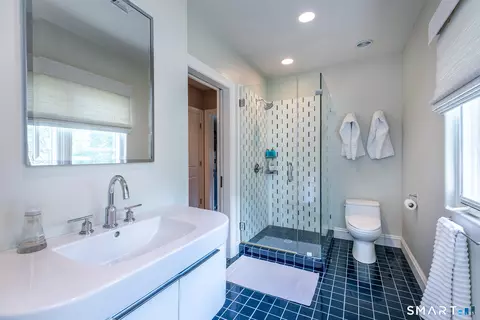 Bath - 36 Arrow Point Rd, Warren, CT 06777 photo 4 of 5