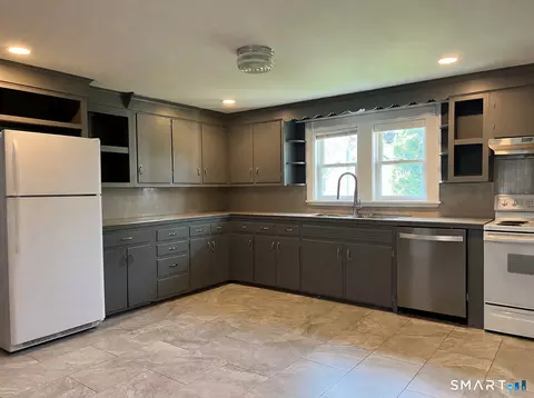 36 Davis St, Torrington, CT 06790 photo 4