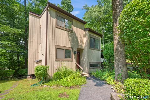 2 Shagbark Ln #2, Woodbury, CT 06798