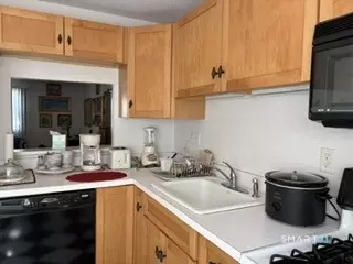 Kitchen - 21 E Gate Ln #21, Hamden, CT 06514 photo 2 of 3
