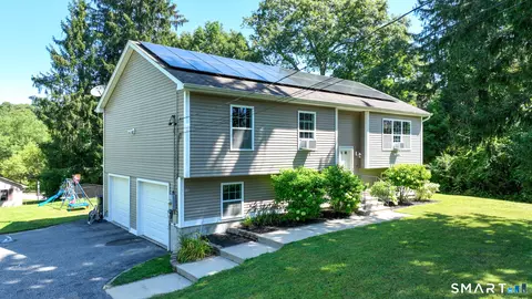 15 Fitch Hill Rd, Uncasville, CT 06382
