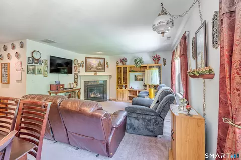 Living - 4 Aspen Pl, Willimantic, CT 06226 photo 1 of 3